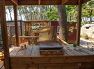 Plancha sur la terrasse d'un mobil-home du quartier premium du camping 5 étoiles Le Vieux Port dans les Landes