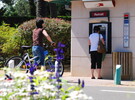 Distributeur automatique de billets à l'entrée du camping 5 étoiles Le Vieux Port dans les Landes
