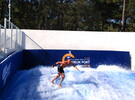 Surfeur expérimenté sur le simulateur de vagues du parc aquatique du camping 5 étoiles Le Vieux Port dans les Landes