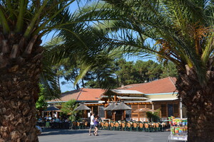 Les terrasses du restaurant du camping 5 étoiles Le Vieux Port dans les Landes