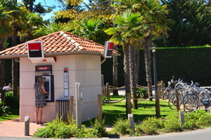 Distributeur automatique de billets au coeur du camping 5 étoiles Le Vieux Port dans les Landes