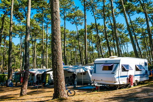 Emplacement pour les caravanes, vans, tentes, camping-cars au camping 5 étoiles Le Vieux Port dans les Landes