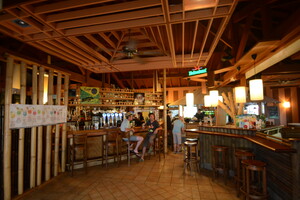 Intérieur du restaurant du camping 5 étoiles Le Vieux Port dans les Landes