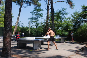 Match sur les tables de ping-pong du camping 5 étoiles Le Vieux Port dans les Landes en été