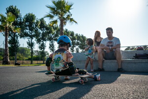 Famille au skatepark du camping 5 étoiles Le Vieux Port dans les Landes