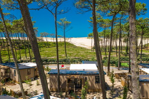Quartier Premium derrière la dune et l'océan Atlantique au camping 5 étoiles Le Vieux Port dans les Landes