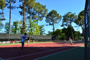 Match de tennis en famille sur un des courts du camping 5 étoiles Le Vieux Port dans les Landes