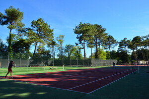 Match sur un des courts de tennis du camping 5 étoiles Le Vieux Port dans les Landes