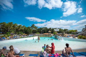 Vue sur la piscine à vagues du parc aquatique du camping 5 étoiles Le Vieux Port dans les Landes
