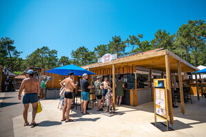 Restaurant-Bar au bord des piscines camping le vieux port 5 étoiles dans les Landes