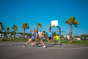 Match de basket entre campeurs sur les terrains multisports du camping 5 étoiles Le Vieux Port à Messanges dans les Landes