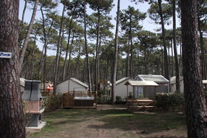 Camping avec sanitaires privés, barbecue, paillote et jacuzzi sur emplacement