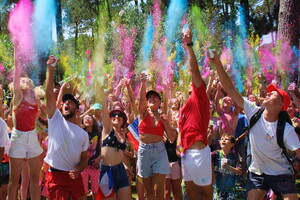Color Run avec explosion de couleurs lors de la course organisée par le camping 5 étoiles Le Vieux Port en saison d'été