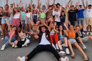 Photo de groupe du club ados du camping Le Vieux Port 5 étoiles dans les Landes à Messanges Vieux Boucau non loin du Pays Basque avec Bayonne Biarritz Anglet avec les bras levés et les adolescents heureux