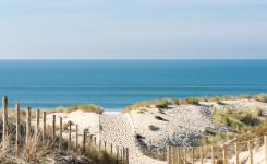 Promenade sur la dune de sable pour atteindre l'océan Atlantique dans les Landes